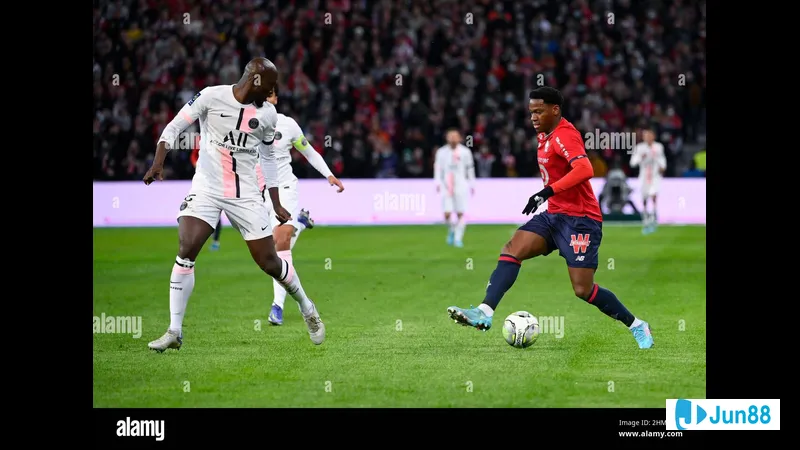 Cầu thủ của PSG vượt qua cầu thủ của Lille trong một pha bóng nhanh Cầu thủ của PSG vượt qua cầu thủ của Lille trong một pha bóng nhanh