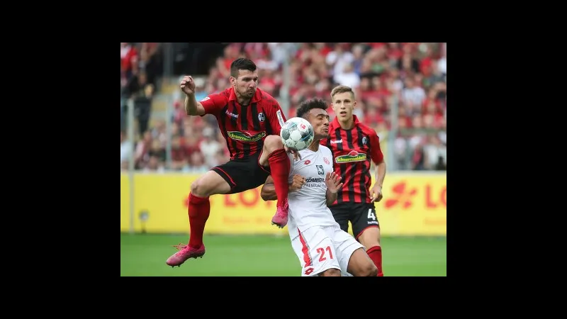 Cầu thủ của Freiburg vượt qua cầu thủ của Mainz trong trận đấu Cầu thủ của Freiburg vượt qua cầu thủ của Mainz trong trận đấu