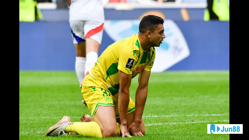Cầu thủ của Nantes đang tấn công Metz với sự quyết tâm và tốc độ cao Cầu thủ của Nantes đang tấn công Metz với sự quyết tâm và tốc độ cao