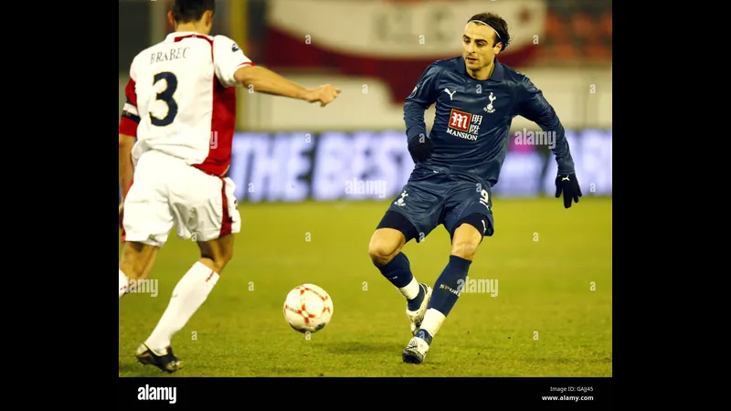 Cầu thủ Tottenham với nỗ lực vượt qua sự trở ngại của cầu thủ Slavia Prague Cầu thủ Tottenham với nỗ lực vượt qua sự trở ngại của cầu thủ Slavia Prague
